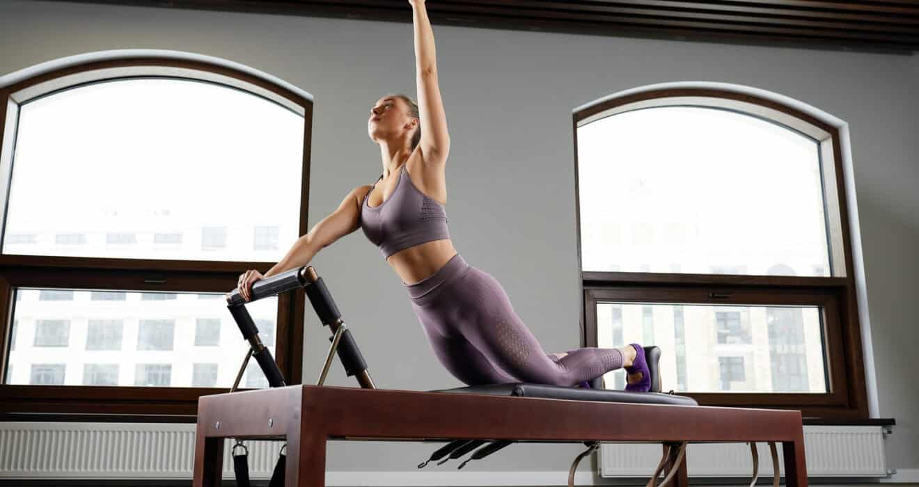 Reformer pilates yapan kadın – FizyoFactory klinik pilates hizmeti.